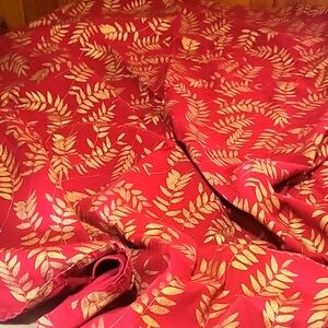 Holiday Tablecloth 70" Round Red And Gold